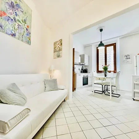Tiny 8 Apartment *