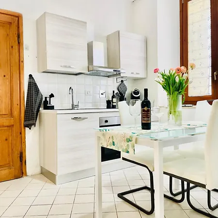 Tiny 8 Apartment *